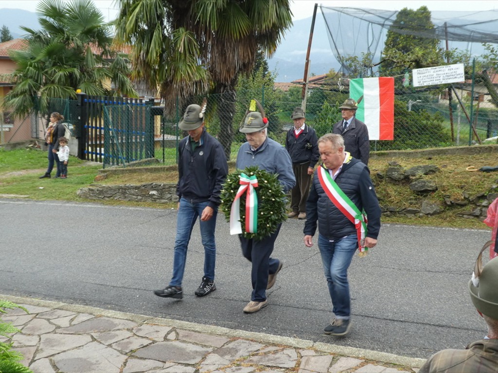 11- Posa corona ai caduti