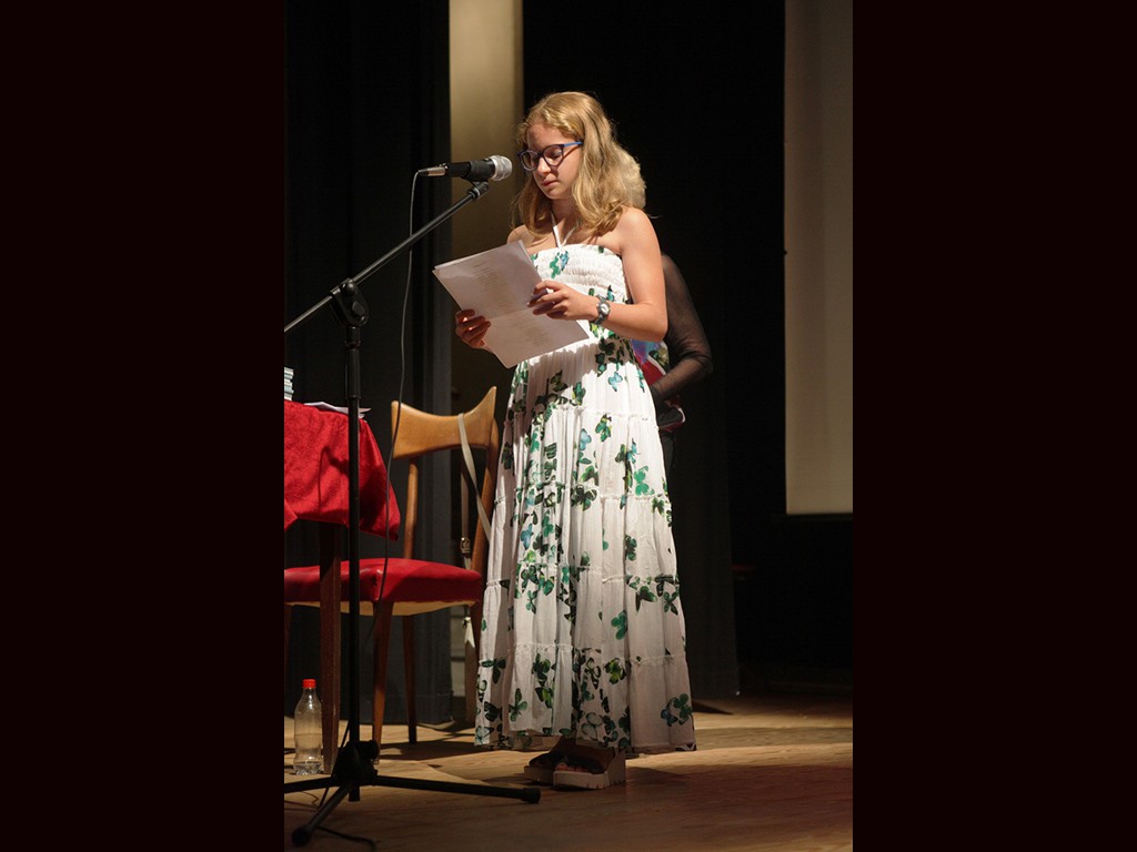 14-Ilaria-lettura poesia